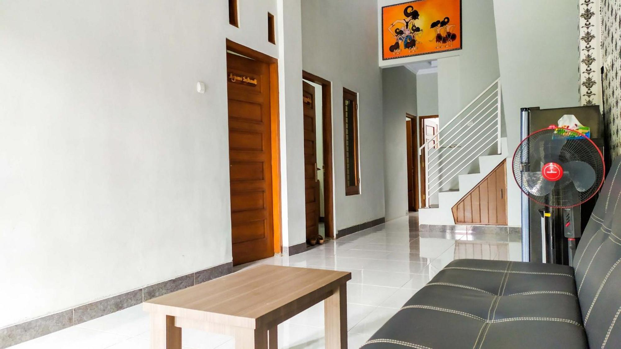 Omah Leren Mitra Reddoorz Near Gembiraloka Zoo Yogyakarta Hotel Exterior photo